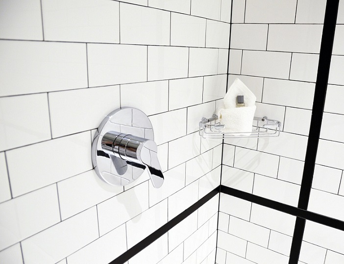 Weiße, rechteckige Duschfliesen für die Duschwand