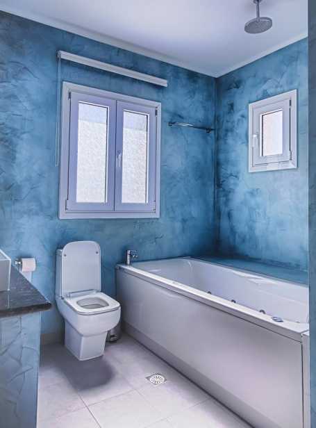 WC-Bodenfliesen und blaue Wand