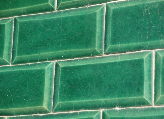 Grüne Craquelé-Wandfliesen.