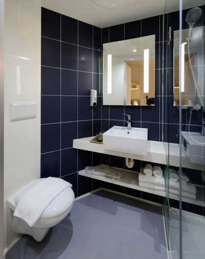 bad-blaue-fliesen-400x505