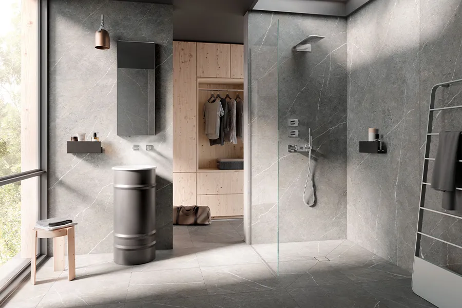 Badezimmerfliesen in grauer Steinoptik für Wand und Boden.