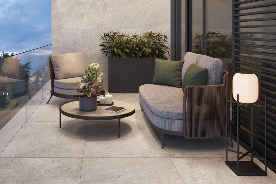 Graue Balkonfliesen im Großformat.