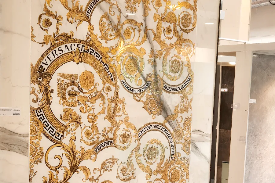 Versace Designerfliesen mit goldenen Elementen.