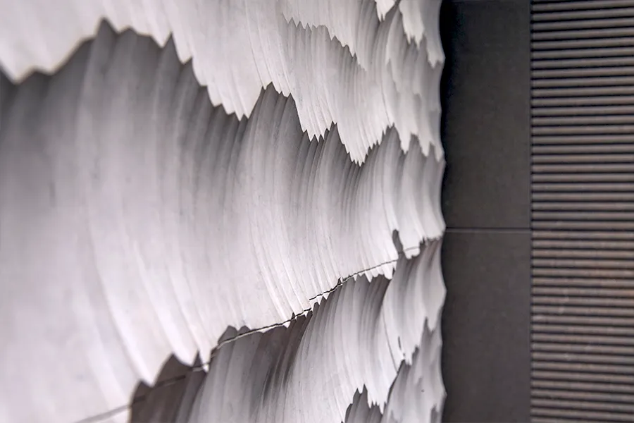 Weiße Fliesen in 3D-Optik.