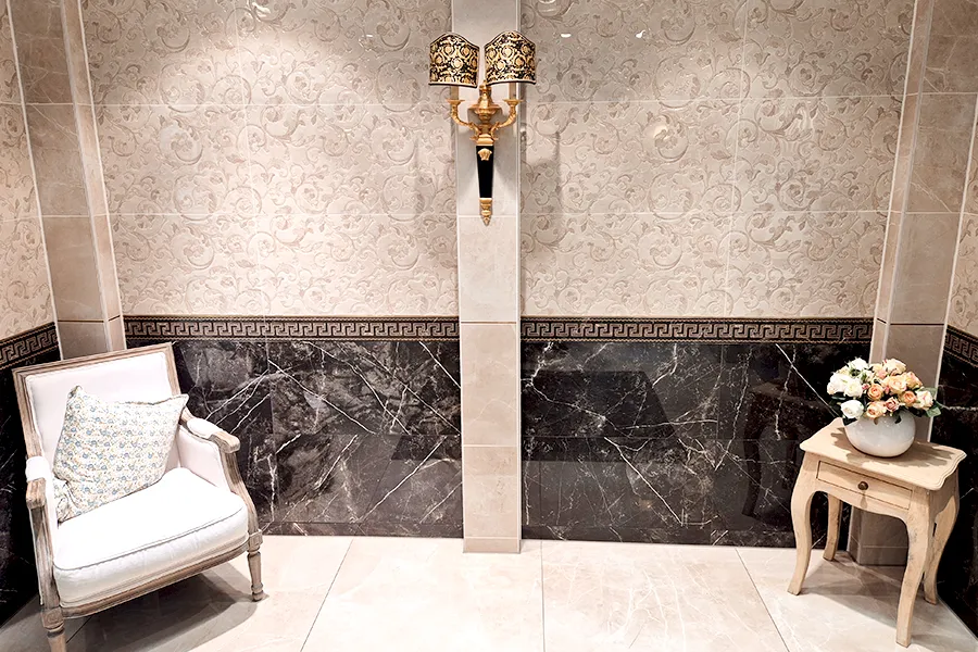 Graue und schwarze Wandfliesen, getrennt mit Fliesen-Bordüren.