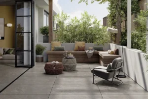 Großformat-Fliesen für die Terrasse in grau
