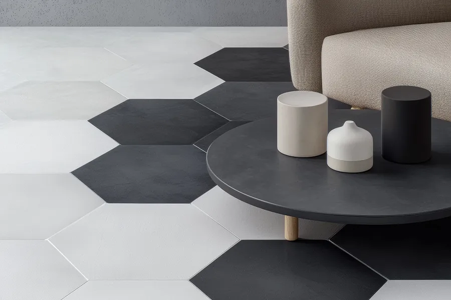 Weiße und schwarze Hexagonfliesen.