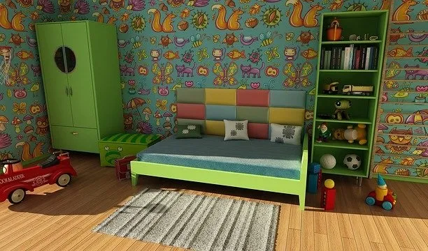 Braune Kinderzimmerfliesen in Holzoptik.