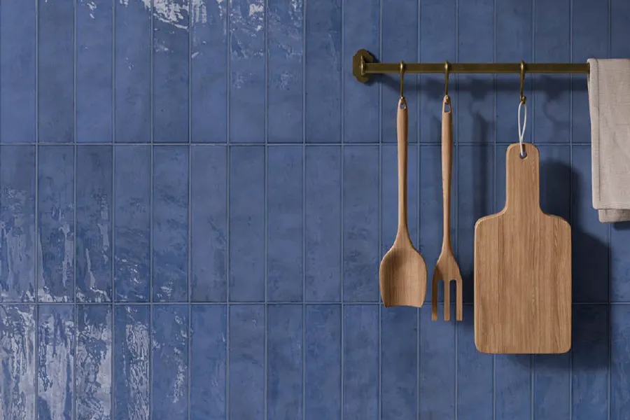 Blaue Metrofliesen an einer Küchenwand.