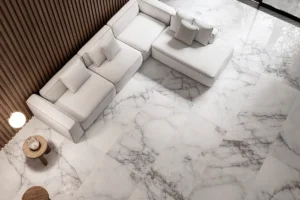 XXL-Fliesen in Wohnzimmer in Marmor-Optik