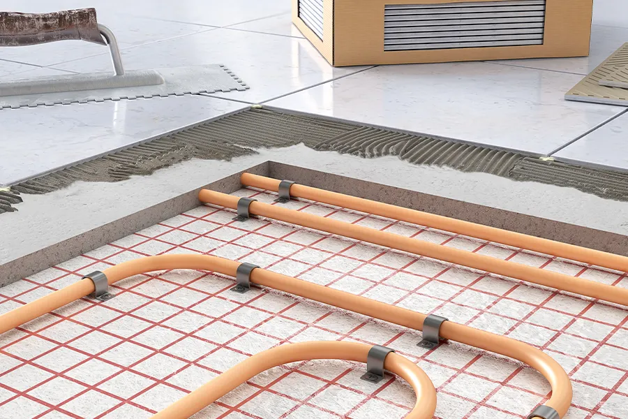 Helle Bodenfliesen werden über einer Fußbodenheizung verlegt.