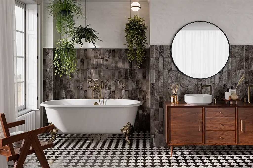 Badezimmer mit schwarz-weißen Mosaik-Bodenfliesen.