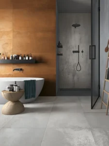 Badezimmer mit grauen Bodenfliesen.