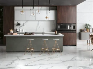 Küche mit großflächigen Boden- und Wandfliesen in heller Natursteinoptik.