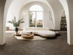 Wohnzimmerbodenfliesen, verlegt im Fischgrätmuster.