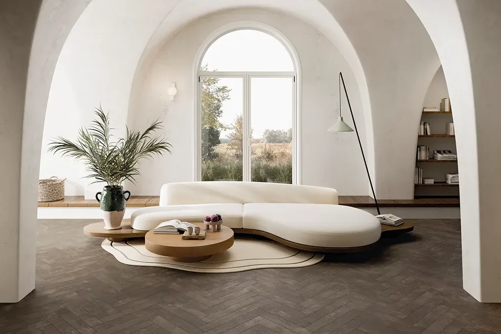 Wohnzimmerbodenfliesen, verlegt im Fischgrätmuster.