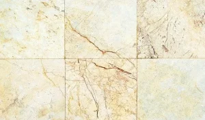 Quadratische Marmorfliesen in Beige.